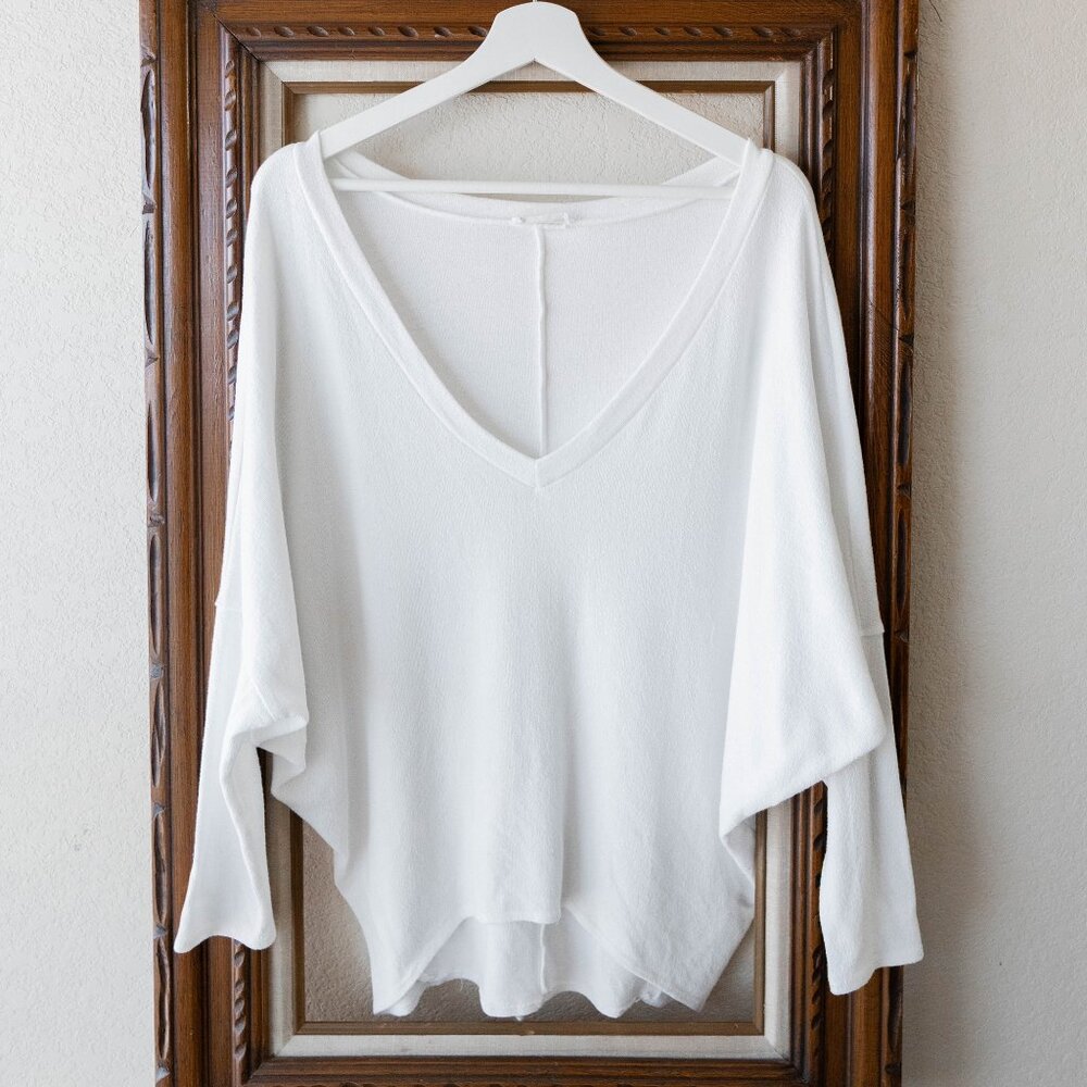 Charlotte Avery Dreamy Knit Top Size M White V-Neck Dolman Sleeve Lightweight